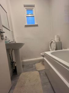 ロンドンにあるRelaxing&Cozy Roomのバスルーム(シンク、バスタブ、トイレ付)