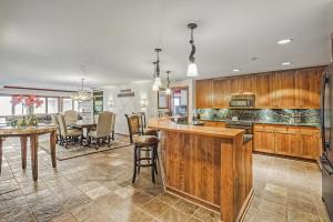 uma cozinha com armários de madeira e uma sala de jantar em Slopeside Retreat - Ski In Ski Out - Beaver Creek em Beaver Creek