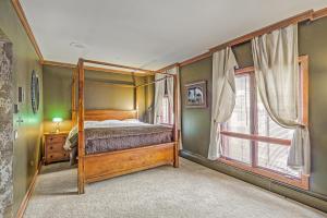 1 dormitorio con cama con dosel y ventana en Slopeside Retreat - Ski In Ski Out - Beaver Creek, en Beaver Creek