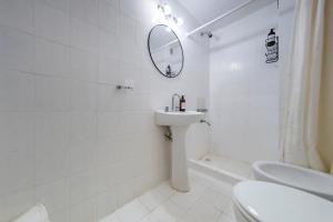 Baño blanco con lavabo y espejo en Santa Cruz 316 - B Alto Alberdi enfrente al Nuevo Centro Shopping en Córdoba