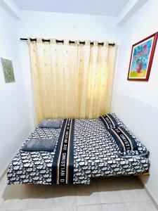 - un lit dans une chambre avec rideau dans l'établissement КВАРТИРА ВОЗЛЕ МОРЯ!, à Haïfa