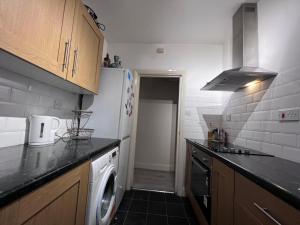 ロンドンにあるRelaxing&Cozy Roomのキッチン(白い冷蔵庫、食器洗い機付)