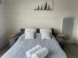 - un lit avec 2 oreillers dans l'établissement Studio Centre belle vue mer, à Dinard