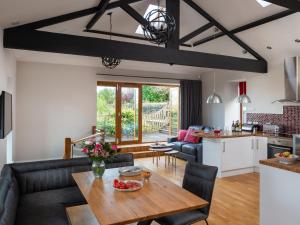 een keuken en een woonkamer met een houten tafel bij Moorlands Manor in Colne