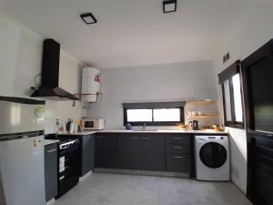 cocina con fregadero y lavavajillas en Confort urbano - Departamento en Venado Tuerto