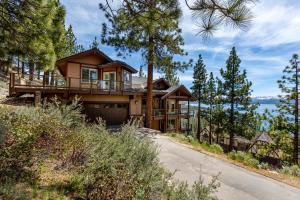 ein Haus auf einem Hügel mit Auffahrt in der Unterkunft Tahoe Lakescape in Zephyr Cove