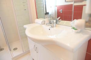 A bathroom at Birgi holiday home