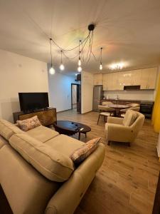 una sala de estar con un sofá y una mesa en STAN NA DAN MILA, en Irig