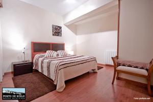 A bed or beds in a room at Porto de Rinlo