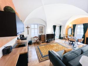 プラハにあるAdam's Apartment - Best Locationのリビングルーム(ソファ、テレビ付)