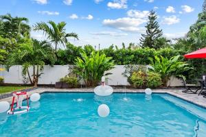 The swimming pool at or close to Wilton Manors Oasis with an outdoor Pool