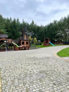 un parque infantil con en DOMEK POD MIASTEM, en Przemyśl