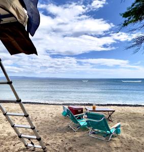 Gambar di galeri bagi Explore Maui's diverse campgrounds and uncover the island's beauty from fresh perspectives every day as you journey with Aloha Glamp's great jeep equipped with a rooftop tent di Paia