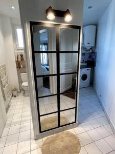 - une salle de bains pourvue d'un miroir dans l'établissement appartement, à Vitry-sur-Seine