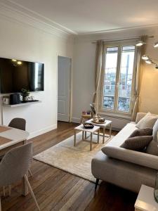 - un salon avec un canapé et une table dans l'établissement appartement, à Vitry-sur-Seine