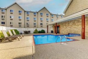 a swimming pool in front of a building at Stoney Creek Hotel Des Moines - Johnston in Johnston