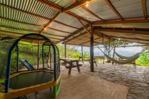 um pavilhão com uma rede de descanso e um baloiço em Cabaña El Ciprés: Vistas increíbles y Mirador em Turrialba