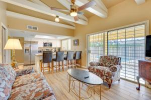 uma sala de estar com um sofá e uma mesa em Glendale Oasis with Private Pool, Patio and Fireplace! em Phoenix