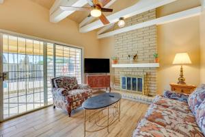 sala de estar con sofá y chimenea en Glendale Oasis with Private Pool, Patio and Fireplace! en Phoenix