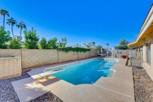 Imagen de la galería de Pool, Patio and Fireplace Glendale Oasis!, en Phoenix
