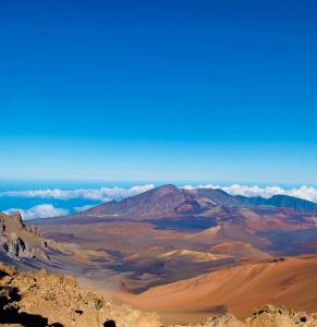 Gambar di galeri bagi Explore Maui's diverse campgrounds and uncover the island's beauty from fresh perspectives every day as you journey with Aloha Glamp's great jeep equipped with a rooftop tent di Paia