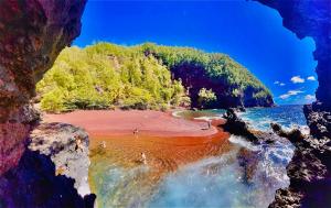 Gambar di galeri bagi Explore Maui's diverse campgrounds and uncover the island's beauty from fresh perspectives every day as you journey with Aloha Glamp's great jeep equipped with a rooftop tent di Paia