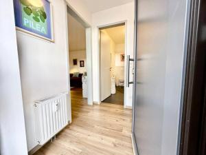 een hal met een deur naar een kamer bij Stylisches Studio mit privatem Stellplatz wenige Minuten von der Innenstadt & Mosel in Koblenz