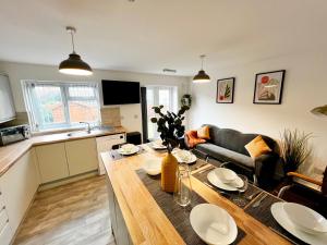 a living room with a table and a couch at Selly Oak Near QE and UoB - 5 Bed Ensuite - Perfect for groups and contractors in Birmingham