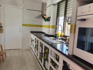 Virtuvė arba virtuvėlė apgyvendinimo įstaigoje Mazagón relaj
