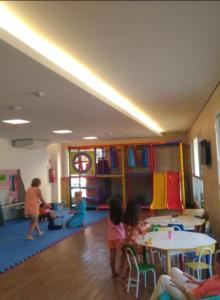a group of children playing in a room at Enjoy Thermas de São Pedro in São Pedro