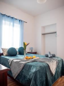 蓬塔杜索爾的住宿－Isabela House，一间卧室配有一张床,上面有水果盘
