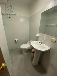 Koupelna v ubytování Inkas Peru Hostal