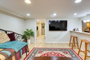 Televisyen dan/atau pusat hiburan di La Plata Apartment Walk to Shops and Restaurants!