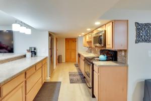 Kitchen o kitchenette sa La Plata Apartment Walk to Shops and Restaurants!