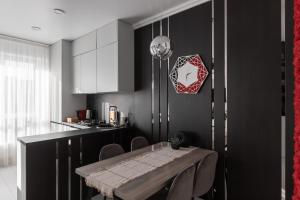 een keuken met een tafel en een zwart-witte keuken bij Soul apartment in Chişinău