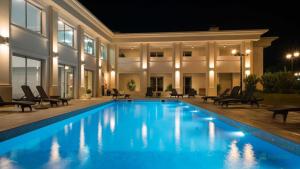 une piscine devant un immeuble la nuit dans l'établissement Espectacular Monoambiente Nuevo en Place Lafayette piso 7 Punta del Este, à Punta del Este 10 autres photos