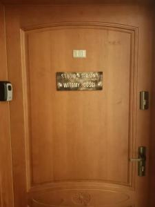a wooden door with a sign on it at Studio TERJANO in Karpacz