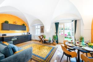 プラハにあるAdam's Apartment - Best Locationのリビングルーム(ソファ、テーブル付)