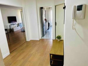 Zimmer mit einem Flur und einem Wohnzimmer in der Unterkunft Appartement lumineux et spacieux proche gare in Villeurbanne