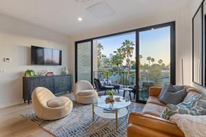 un soggiorno con divano e sedie di Perfect Friends Escape in Old Town Scottsdale with Resort Pool Access and Roof Deck! a Scottsdale