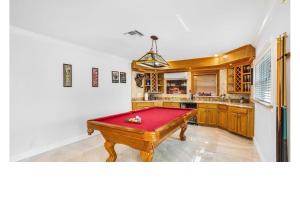 cocina con mesa de billar en una habitación en Casa de Cox, Home w/heated pool, en Southwest Ranches
