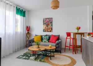 uma sala de estar com um sofá e uma mesa em Shoumy em Les Trois-Îlets