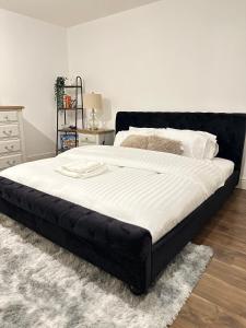 ein großes Bett mit schwarzem Rahmen in einem Schlafzimmer in der Unterkunft Hoxton Street, Shoreditch in London