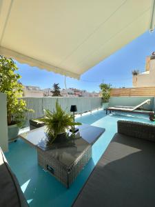 um pátio com uma piscina e um guarda-sol em Luxury Apt 115m2 em Atenas