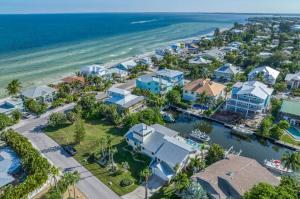 - une vue aérienne sur un complexe avec l'océan dans l'établissement Mermaid Manor - Anna Maria, FL, à Anna Maria