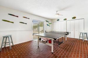 - une salle de ping-pong avec une table de ping-pong dans l'établissement Mermaid Manor - Anna Maria, FL, à Anna Maria