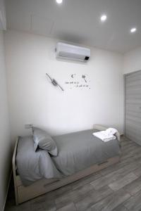 1 dormitorio con 1 cama y aire acondicionado en la pared en RESIDENZA IL ROCCOLO en San Fermo della Battaglia