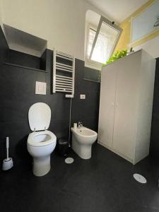 La salle de bains est pourvue de toilettes et d'un bidet. dans l'établissement Casa Vacanze Mimí, à Salerne