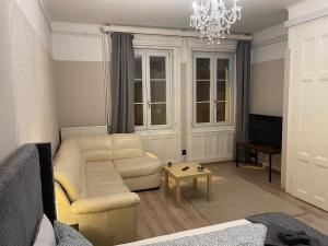 uma sala de estar com um sofá e uma mesa em Cozy apartment on Raday Corso em Budapeste