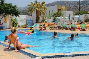 Bazén v ubytovaní Melissa Apartments, Studios & Suites alebo v jeho blízkosti